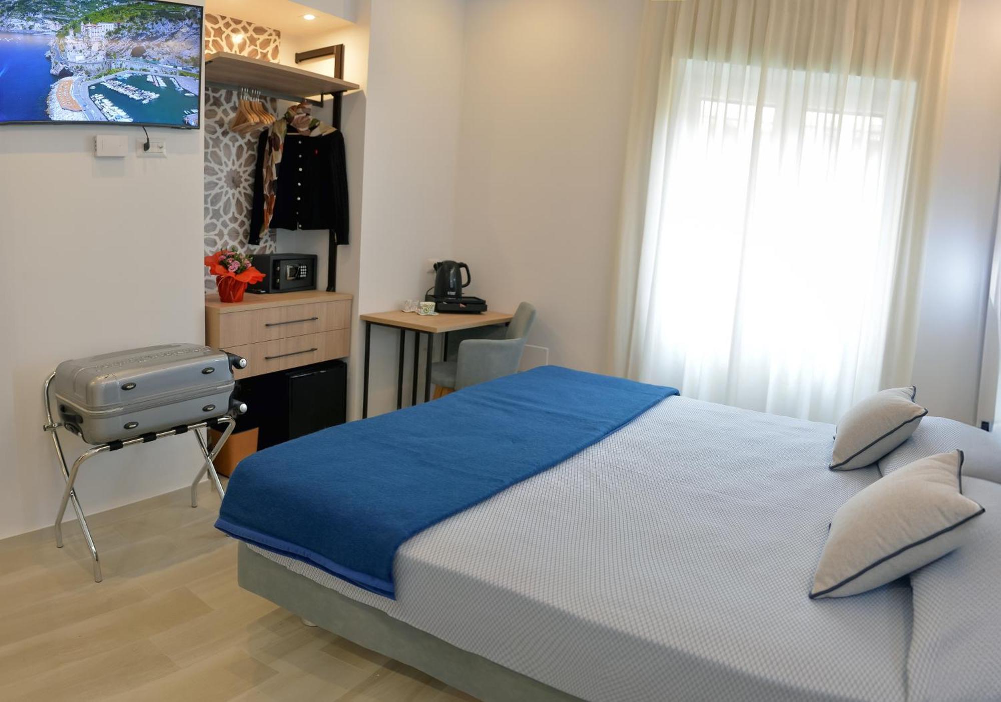 Charming Rooms Amalfi Coast Майори Экстерьер фото